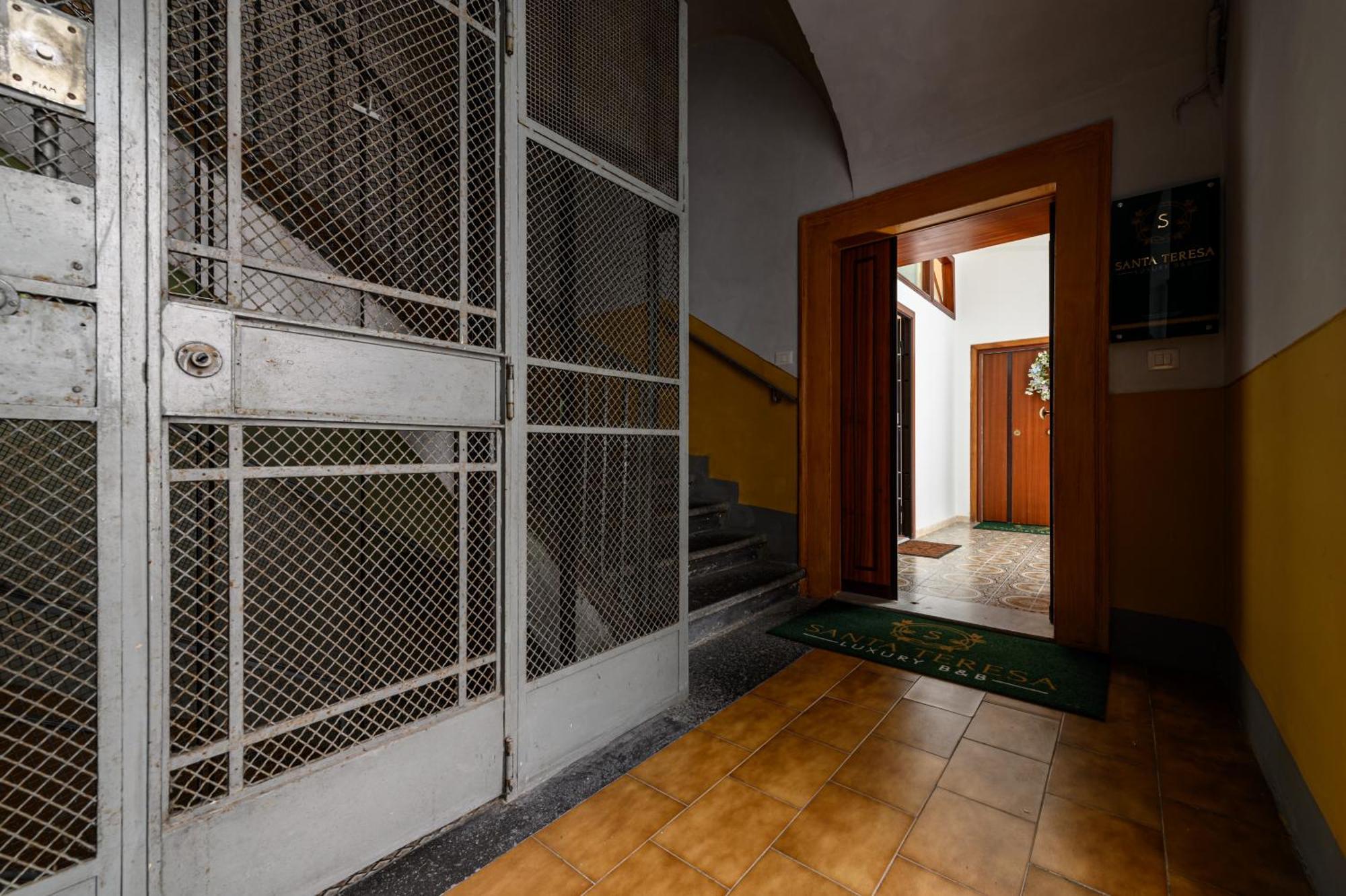 Santa Teresa Degli Scalzi 118 Appartement *